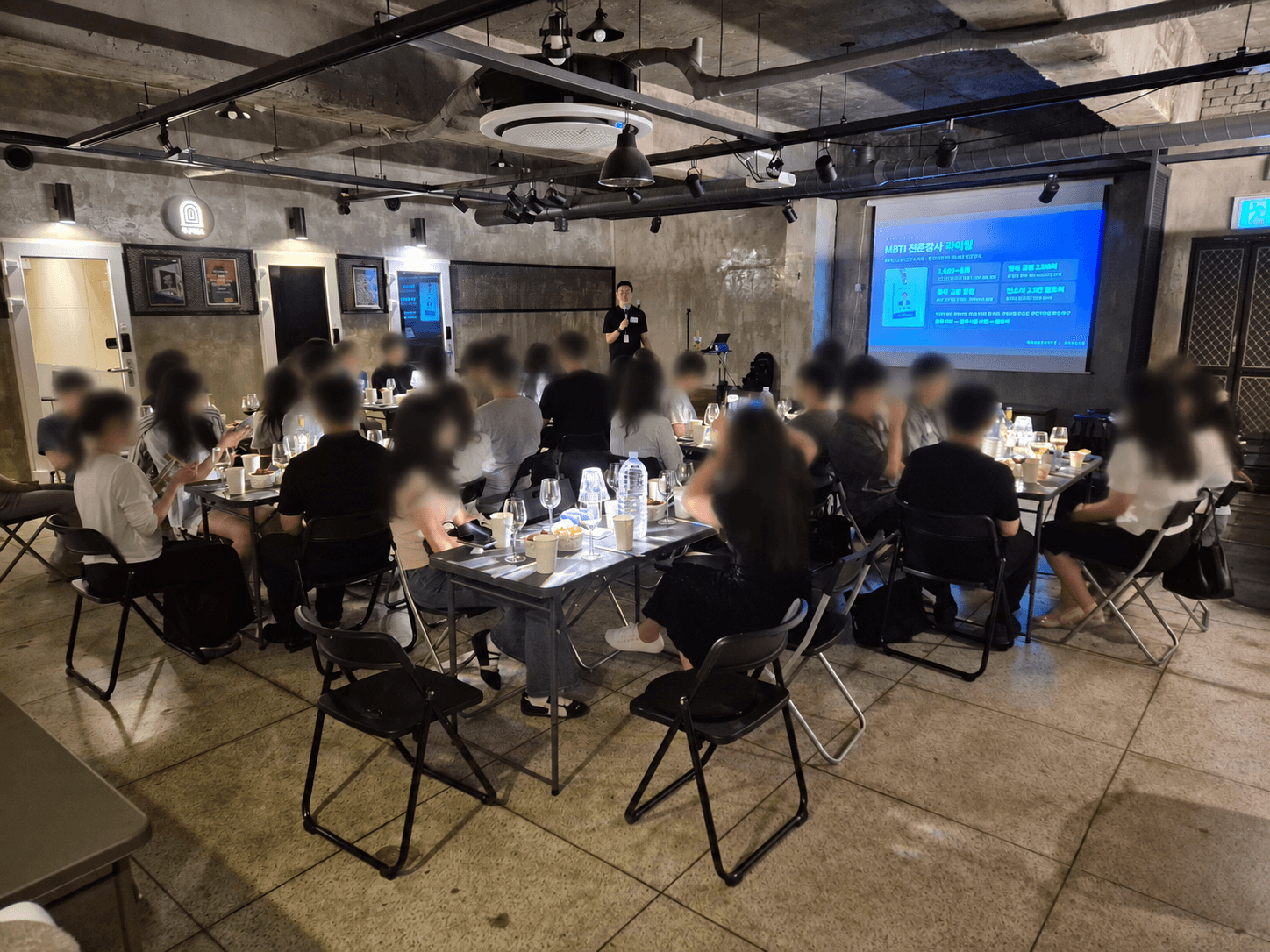 파티 진행 현장 — 테이블 대화
